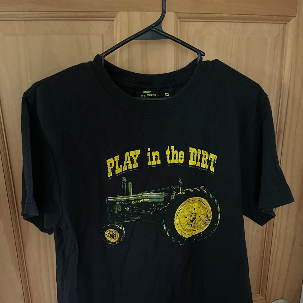 Like New, Men’s Size Medium John Deere T-Shirt